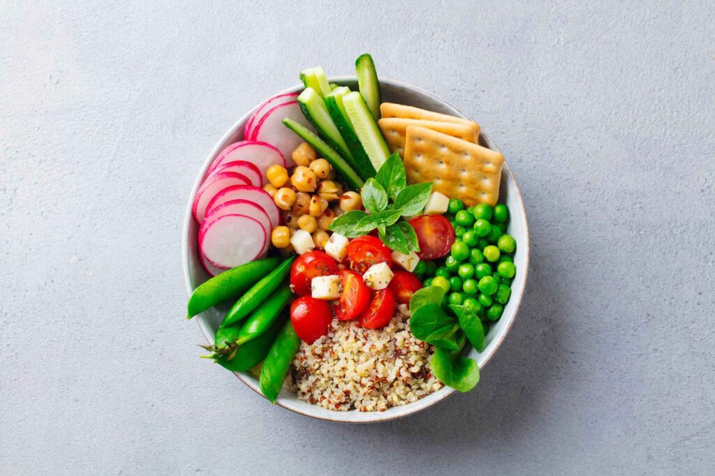 Bol de quinoa con verduras y legumbres: dieta para perder grasa sin eliminar carbohidratos