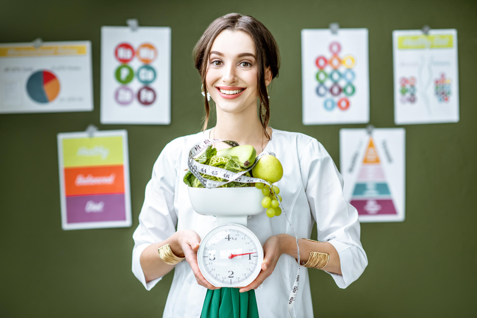 Comida saludable sobre una báscula: el peso es solo una herramienta de medición