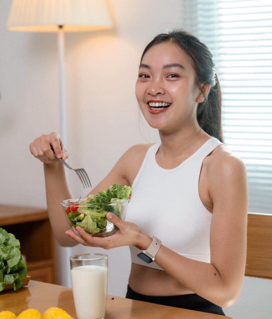 Deportista comiendo una ensalada: alimentación y entreno de fuerza van de la mano